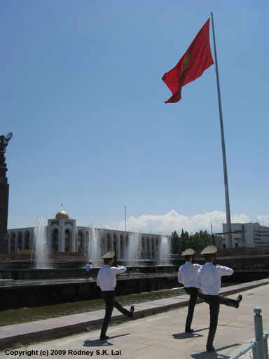 Changing of the guards (Ala-Too Square)
