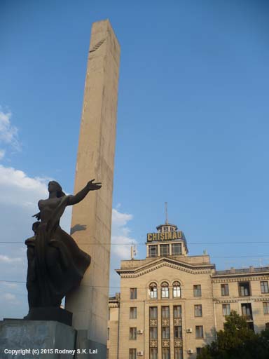 Monumentul "Eliberarea" and Hotel "Chişinău"