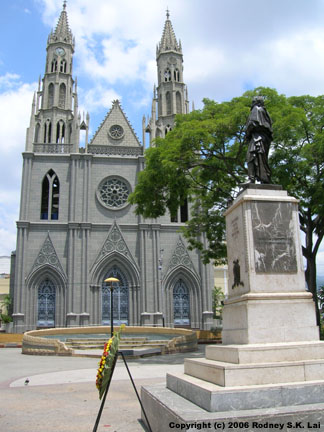 Plaza Bolivar/Iglesia de San Juan Bautista